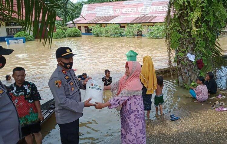 Peduli Sosial, Kapolsek Pemayung Berikan Bantuan Kepada Warga Korban Banjir