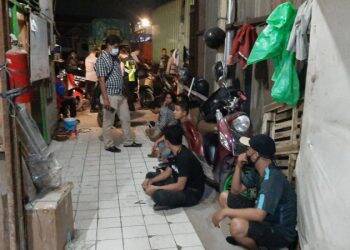 Polisi menggrebek sebuah gudang di Jalan Cipinang Empang Timur