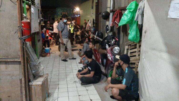 Polisi menggrebek sebuah gudang di Jalan Cipinang Empang Timur