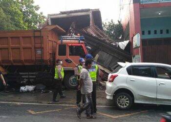 Satu unit truk dam bernopol BM 8398 MU menabrak mobil Datsun bernopol H 8554 AW