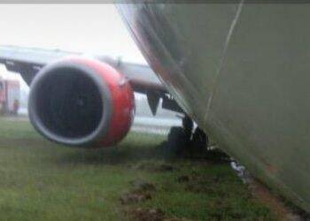 Pesawat Boeing 737-900ER Lion Air kode penerbangan JT-173 tergelincir saat berbelok arah menuju pelataran parkir Bandara Radin Inten II