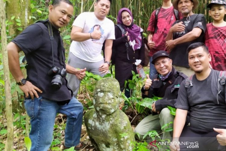 Paranomic of Lahat dan Disdikbud Lahat saat meninjau temuan arca manusia di Desa Rindu Hati Kecamatan Gumay Ulu Kabupaten Lahat