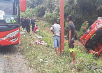 Bus Bawa Anggota Brimob Terbalik di Muara Emat