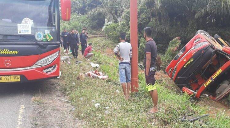 Bus Bawa Anggota Brimob Terbalik di Muara Emat