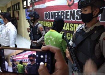 Polisi menunjukkan Dd, pelaku pencabulan terhadap puluhan siswa di Cianjur, Jawa Barat, Senin. Dd diketahui telah menyodomi 30 siswa selama dua tahun terakhir dan dia diringkus personel Satreskrim Polres Cianjur