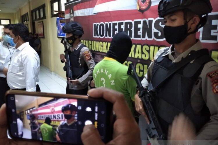 Polisi menunjukkan Dd, pelaku pencabulan terhadap puluhan siswa di Cianjur, Jawa Barat, Senin. Dd diketahui telah menyodomi 30 siswa selama dua tahun terakhir dan dia diringkus personel Satreskrim Polres Cianjur