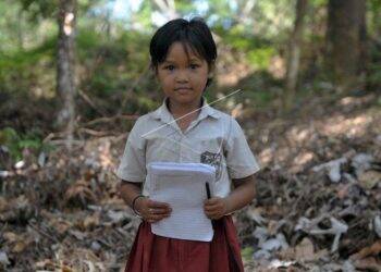 Anak Suku Anak Dalam (SAD) Batin Sembilan dari kelompok Kelompang, Mira, yang masih berstatus pelajar prasekolah di Sekolah Besamo atau sekolah khusus untuk anak SAD