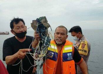 Petugas Basarnas dibantu nelayan menyisir lokasi diduga lokasi jatuhnya pesawat Sriwijaya Air.