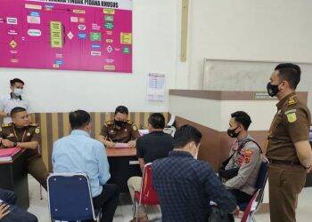 Suasana pemeriksaan berkas perkara dan tersangka dalam kasus korupsi dana desa yang melibatkan oknum kepala desa di Kabupaten Kerinci