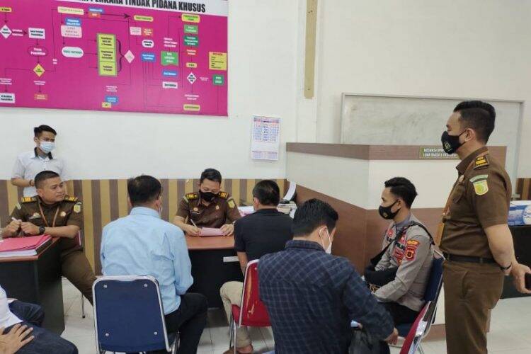 Suasana pemeriksaan berkas perkara dan tersangka dalam kasus korupsi dana desa yang melibatkan oknum kepala desa di Kabupaten Kerinci