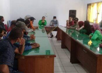 Puluhan warga desa Pulau Panjang Kecamatan Tebo Ulu Kabupaten Tebo mendatangi kantor Dinas Pemberdayaan Masyarakat Desa
