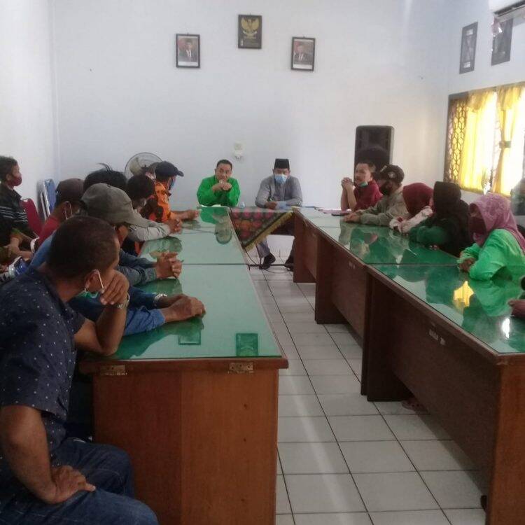 Puluhan warga desa Pulau Panjang Kecamatan Tebo Ulu Kabupaten Tebo mendatangi kantor Dinas Pemberdayaan Masyarakat Desa