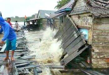 Ombak besar yang menghantam perumahan nelayan