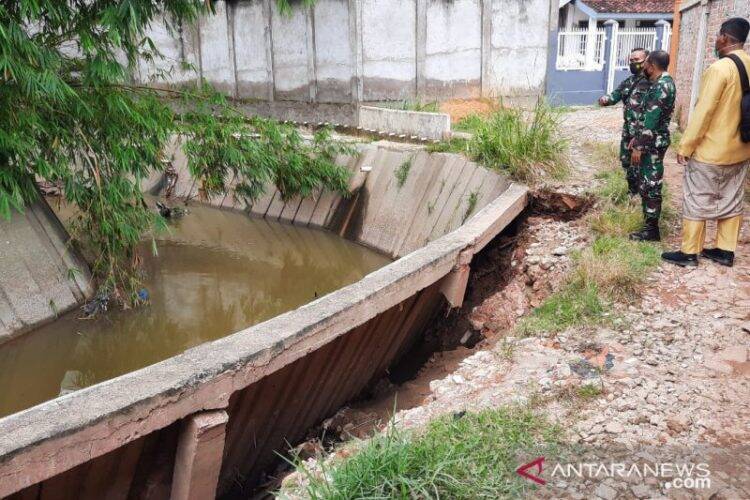 Pak Lurah Minta BWSS Perbaiki Turap Longsor di Jelutung