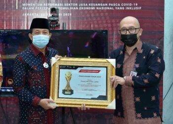 Gubernur Fachrori Dianugerahi TPAKD Award 2020