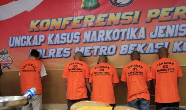 Polisi Ungkap Transaksi Ganja dengan Modus Buang ke Tong Sampah
