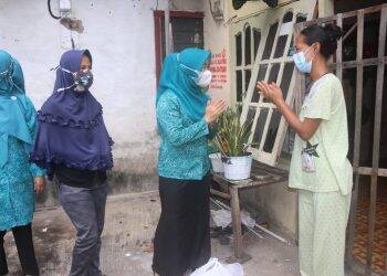 Hj Hesnidar Berikan Bantuan Langsung ke Warga Sekitar Rumah Dinas