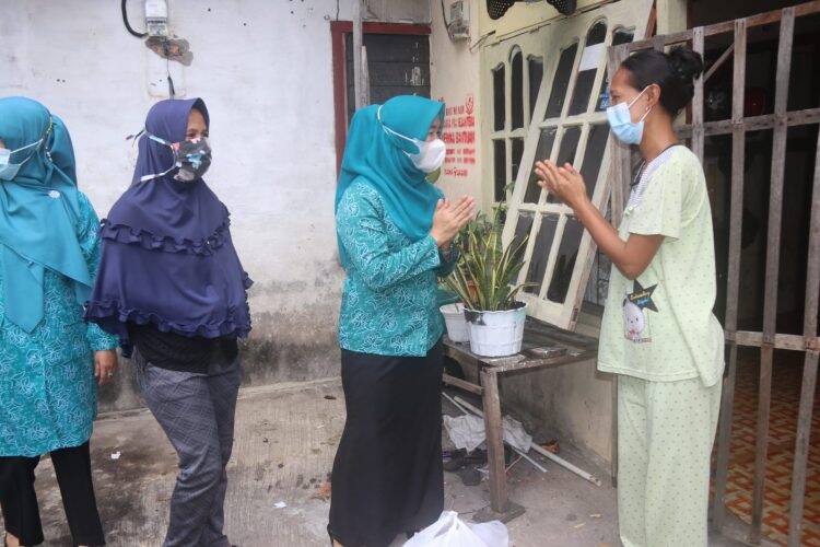 Hj Hesnidar Berikan Bantuan Langsung ke Warga Sekitar Rumah Dinas