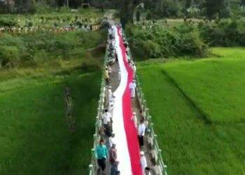 Santri Seberang Kota Jambi Bentangkan Merah Putih Sepanjang 76 Meter