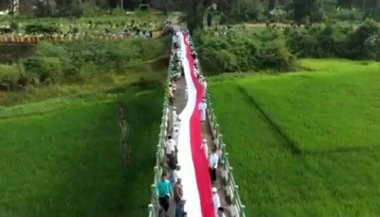 Santri Seberang Kota Jambi Bentangkan Merah Putih Sepanjang 76 Meter