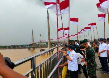 Haris Kibarkan Seribu Bendera Merah Putih di Jembatan Gentala Arasy