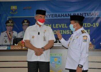 Gubernur Serahkan Paket Rp150 Ribu untuk Warga Kota Jambi