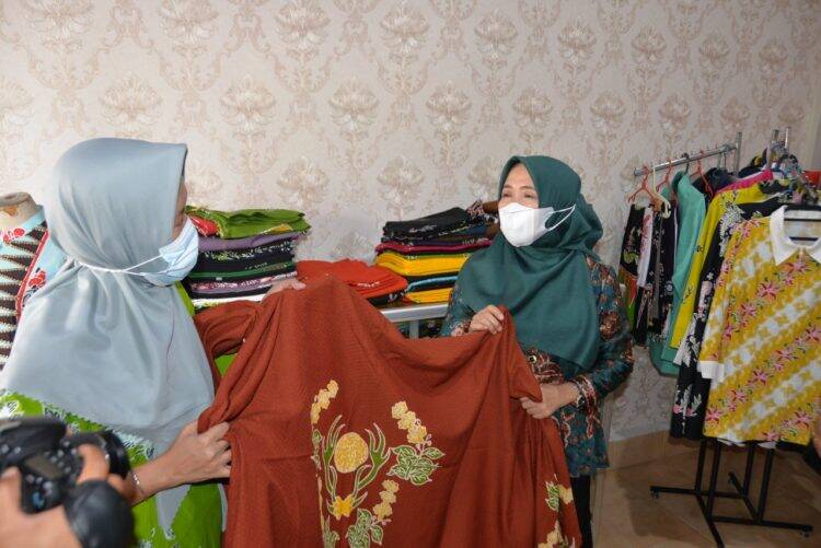 Hesti Haris Apresiasi Inovasi Rumah Produksi Batik Bersama