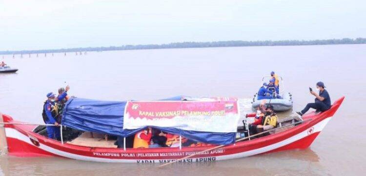 Percepatan Vaksinasi di Tanjab Barat Gunakan Ambulans Air