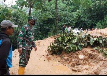 Jalan Penghubung Merangin Menuju Kerinci Longsor