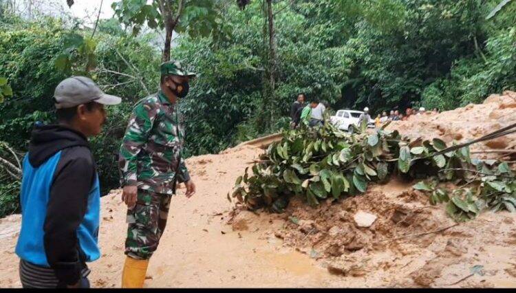 Jalan Penghubung Merangin Menuju Kerinci Longsor