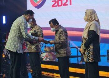 Haris Terima Penghargaan Pemda Peduli Perlindungan Konsumen