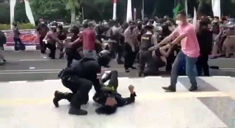 Polisi Banting Mahasiswa Kena Pasal Berlapis