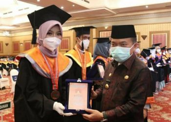 Gubernur Minta Wisudawan Politeknik Kesehatan Buka Lapangan Kerja Baru