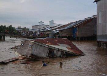 Dua Rumah Warga Mendahara Hanyut ke Dalam Sungai
