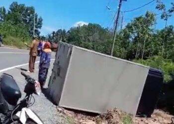 Kena Gundukan Tanah, Mobil Dinkes Tanjab Barat Terbalik