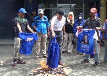 Ramai-ramai Kader Demokrat Bakar Atribut Partai