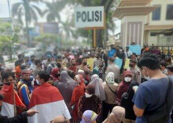 Warga Desa Sumber Jaya Datangi Polda Jambi