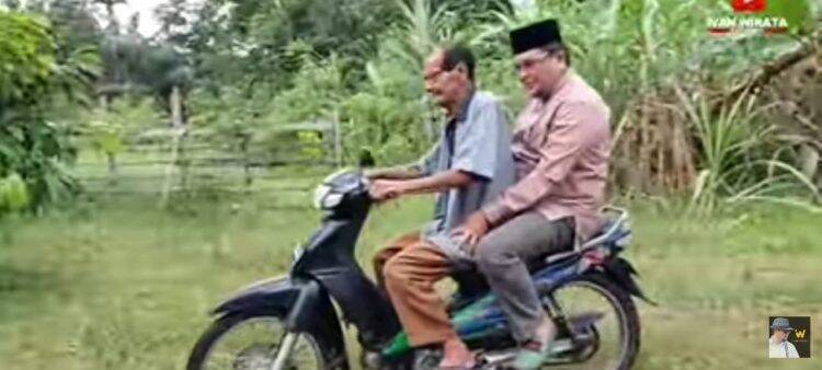 Ketua Golkar Bawa Motor Bantuan Korban Kebakaran ke Masjid