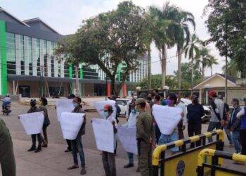 Warga Kenali Asam Bawah Gelar Aksi di Kantor Dinas PUPR Kota Jambi