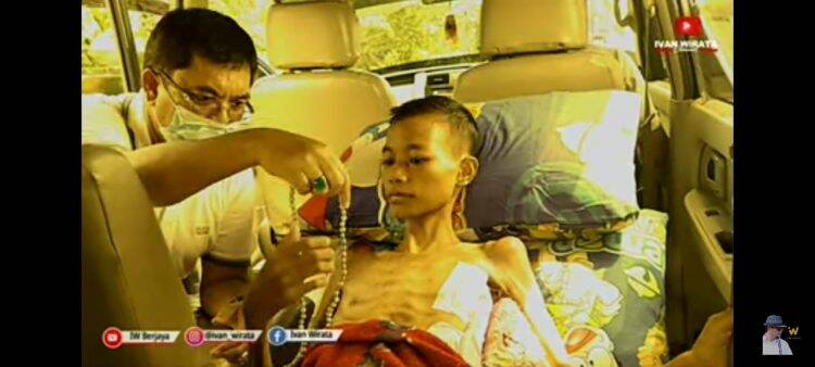 Anggota DPRD Ini Berikan Tasbih yang Dipakainya ke Anak Yatim Piatu Penderita TBC