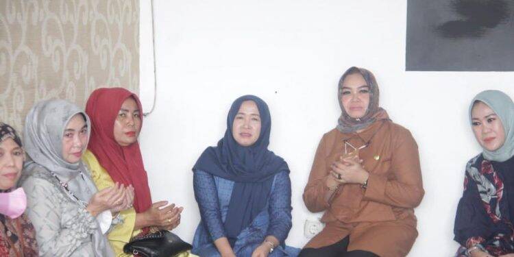 Hesti Haris Resmikan Rumah Makan Miami 2
