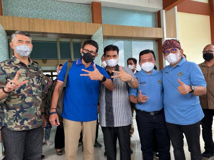 Panglima Gerindra Jambi Antar Sandiaga Uno ke Bandara