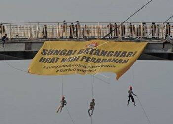Mahasiswa Aksi di Sekitar Sungai Batanghari