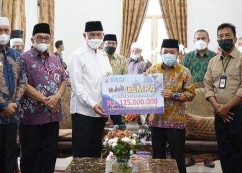 Haris Serahkan Ratusan Juta Bantu Korban Gempa Sumbar
