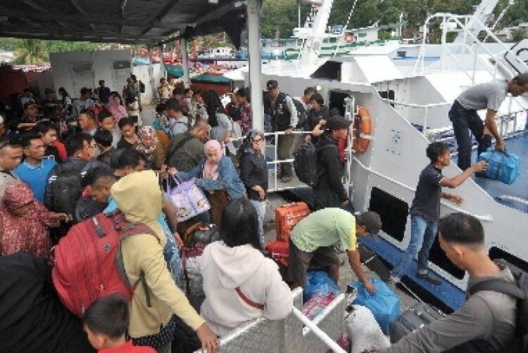 Pemudik Padati Pelabuhan Roro Kuala Tungkal