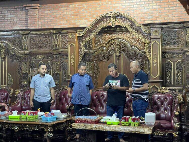 Bupati Romi Dijamu Sutriman Sekeluarga