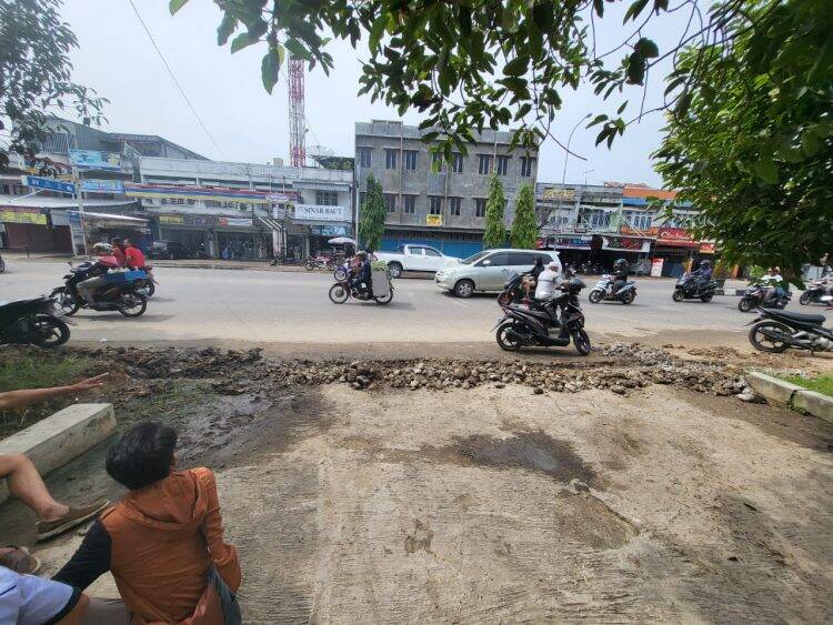 Proyek PDAM Seenaknya Gali Parit, Tak Mau Ditegur, Malah Ngancam Anak Mantan Bupati Tanjab Barat