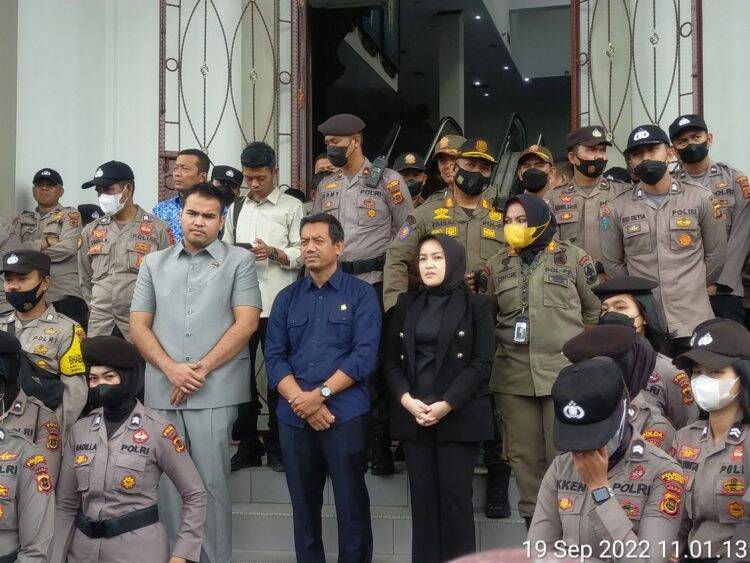 Mahalnya BBM Bikin Emak-emak Datangi Kantor DPRD