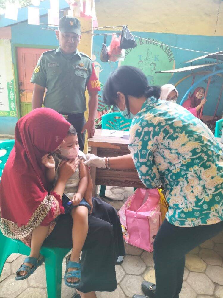 Pentingnya Imunisasi Rubella, Serka Heriyanto Sampai Door to Door