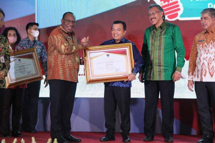 Ketika Mas Ganjar-Wo Haris-Kang Emil Dapat Kado Istimewa